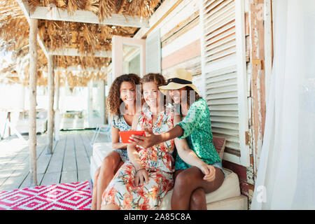 Glückliche Mutter und erwachsenen Töchtern unter selfie am Strand Hütte Terrasse Stockfoto