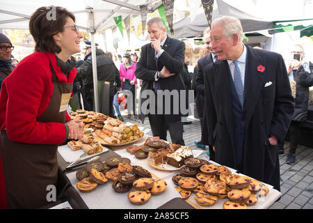 Der Prinz von Wales trifft Isadora Popovic an ihrem Popina Bäckerei bei einem Besuch in Swiss Cottage Farmers' Market in London. Stockfoto