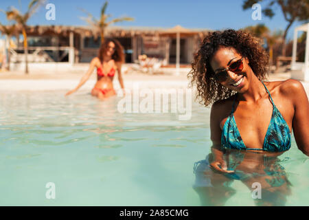 Portrait selbstbewussten jungen Frau im Bikini schwimmen im sonnigen Ozean Stockfoto