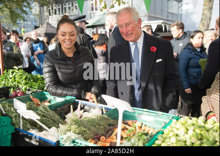 Der Prinz von Wales trifft auf ein Obst und Gemüse Verkäufer bei einem Besuch in Swiss Cottage Farmers' Market in London. Stockfoto