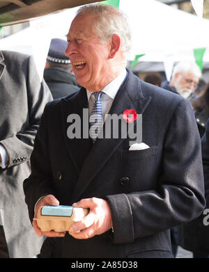Der Prinz von Wales bei einem Besuch in Swiss Cottage Farmers' Market in London. Stockfoto