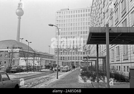 Gebäudekomplex am Haus freundliche Unterstützung am Alexanderplatz mit dem Fernsehturm im Hintergrund in Berlin, Deutschland 1970. Gebäude in der Nähe von Haus freundliche Unterstützung des Gebäude am Alexanderplatz der Fernsehturm im östlichen Teil von Berlin, Deutschland 1970. Stockfoto