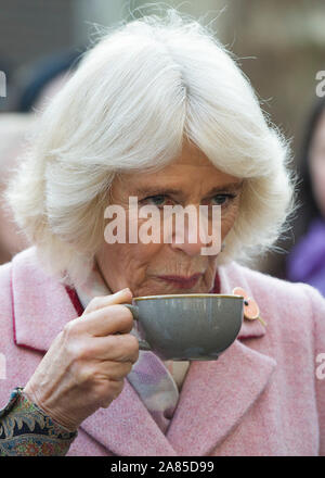 Die Herzogin von Cornwall Getränke eine Tasse Kaffee bei einem Besuch in Swiss Cottage Farmers' Market in London. Stockfoto