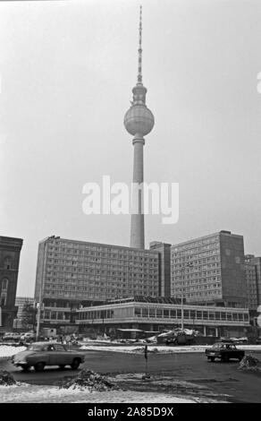 Gebäudekomplex am Haus freundliche Unterstützung am Alexanderplatz mit dem Fernsehturm im Hintergrund in Berlin, Deutschland 1970. Gebäude in der Nähe von Haus freundliche Unterstützung des Gebäude am Alexanderplatz der Fernsehturm im östlichen Teil von Berlin, Deutschland 1970. Stockfoto