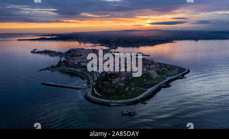 Sonnenuntergang über dem Meer Stadt Nessebar, Bulgarien Stockfoto