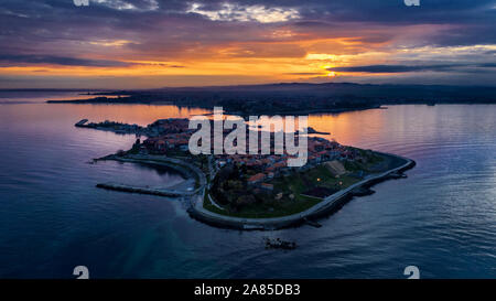 Sonnenuntergang über dem Meer Stadt Nessebar, Bulgarien Stockfoto