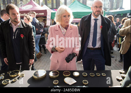 Die Herzogin von Cornwall durchsucht ein Kaviar bei einem Besuch in Swiss Cottage Farmers' Market in London. Stockfoto