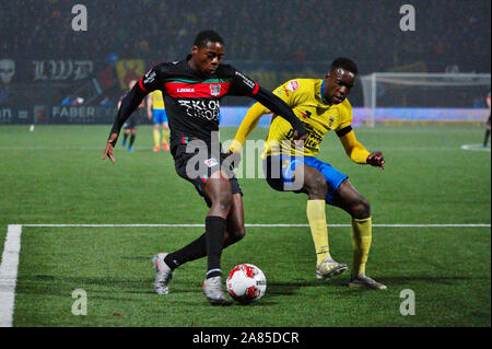 1. november 2019 Leeuwarden, Niederlande Fußball Niederländer Keuken Kampioen Divisie Cambuur / NEC Keuken Kampioen Divisie 2019-2020 L-R Anthony Musaba von NEC, Alex Bangura von Cambuur Stockfoto