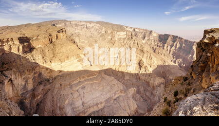 Panoramablick von Wadi Ghul aka Gran Canyon von Arabien in Jebel Shams, Oman Stockfoto