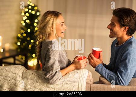 Gemütlichen Winterurlaub. Paar trinken heiße Schokolade Stockfoto