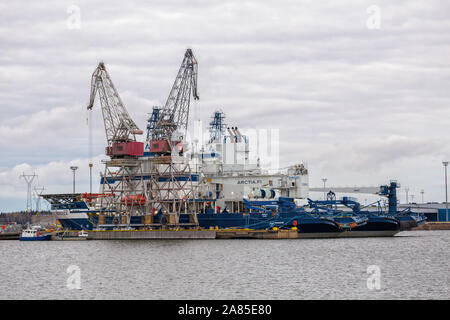 KOTKA, Finnland - 02 November, 2019: Zwei modernen finnischen Eisbrecher Fennica Nordika und in den Hafen von Kotka festgemacht, warten auf den Winter. Stockfoto