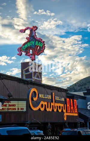 Million Dollar Cowboy Bar in der Dämmerung in der Innenstadt von Jackson, WY Stockfoto
