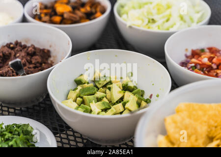 Tortilla Eintauchen in zertrümmert, Avocado, grüne Guacamole dip Stockfoto