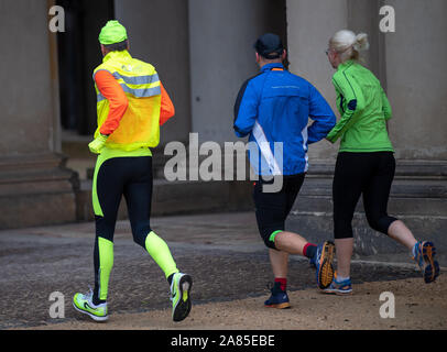 Potsdam, Deutschland. 06 Nov, 2019. Drei Jogger laufen hinter der Orangerie im Park von Sanssouci. Credit: Monika Skolimowska/dpa-Zentralbild/dpa/Alamy leben Nachrichten Stockfoto