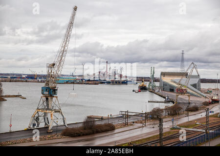 KOTKA, Finnland - 02 November, 2019: Blick auf den Hafen von Kotka, Hafenkräne, Sunila Zellstoff- und Papierfabrik und Vellamo maritime Center Stockfoto