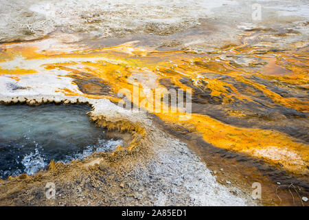 Ein Geysire kochendes Wasser, Orange und Weiß hinterlegt Sinter Formationen Stockfoto