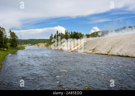 Firehole River mit bunten Entwässerungsrinne von Excelsior Geyser Stockfoto