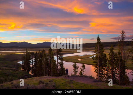 Mann ein Foto im Yellowstone River im Hayden Valley bei Sonnenuntergang Stockfoto