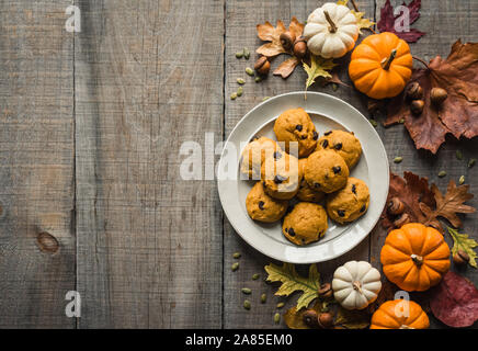 Kürbis Chocolate Chip Cookies auf einem Teller mit Dekor fallen von oben. Stockfoto