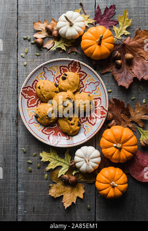 Kürbis Chocolate Chip Cookies auf einem Teller mit Dekor fallen von oben. Stockfoto