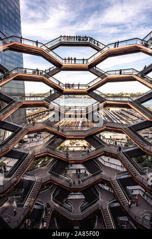 Die Innenseite des Behälters Struktur im Hudson Yards, NEW YORK CITY, USA. Stockfoto