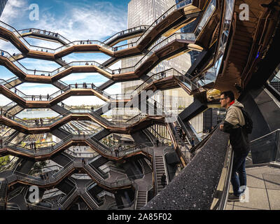 Der Mensch im Inneren des Behälters Struktur im Hudson Yards, NYC, USA suchen. Stockfoto