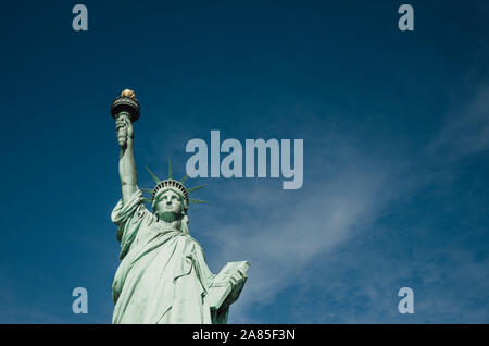 7/8-Ansicht der Freiheitsstatue vor blauem Himmel in New York. Stockfoto