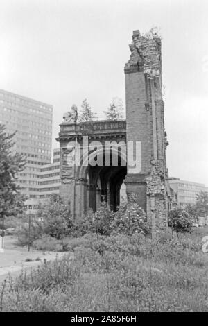 Die Ruine des ehemaligen Portikus vom Anhalter Bahnhof an der Ecke Schöneberger und die Stresemannstraße in Berlin, Deutschland 1984. Bleibt der Vorhalle des ehemaligen Anhalter Bahnhof an der Ecke Schöneberger und die Stresemannstraße Straßen in Berlin, Deutschland 1984. Stockfoto