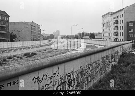 Graffiti an der Berliner Mauer, Deutschland 1984. Die Berliner Mauer mit Graffiti verziert, Deutschland 1984. Stockfoto