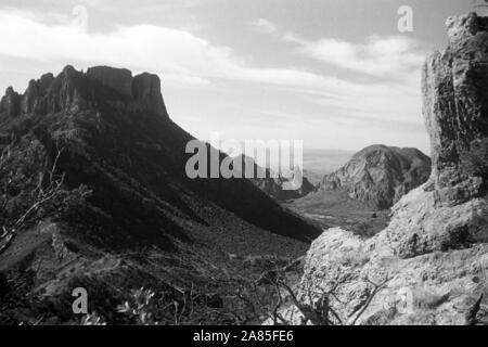 Wanderung im Big Bend Nationalpark, Texas, USA, 1950er. Wandern durch Big Bend National Park, Texas, USA, 1950er Jahre. Stockfoto