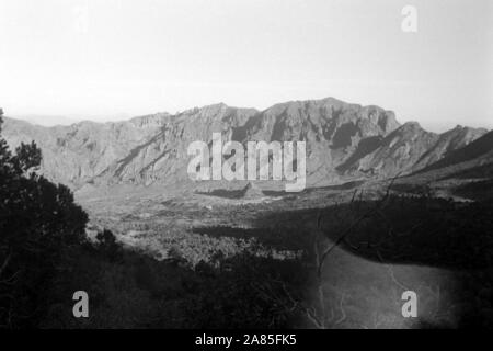 Wanderung im Big Bend Nationalpark, Texas, USA, 1950er. Wandern durch Big Bend National Park, Texas, USA, 1950er Jahre. Stockfoto