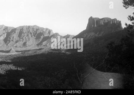 Wanderung im Big Bend Nationalpark, Texas, USA, 1950er. Wandern durch Big Bend National Park, Texas, USA, 1950er Jahre. Stockfoto