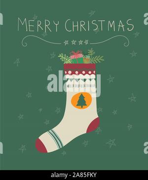 weihnachtssocken mit Geschenk und fröhlichem weihnachtswort, Weihnachtskonzept. Stockfoto