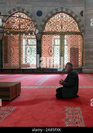 ISTANBUL, Türkei - 27. Oktober: Süleymaniye-moschee muslimische Gebete, 27. Oktober 2019 in Istanbul, Türkei. Die Suleymaniye Moschee ist die größte Moschee Stockfoto