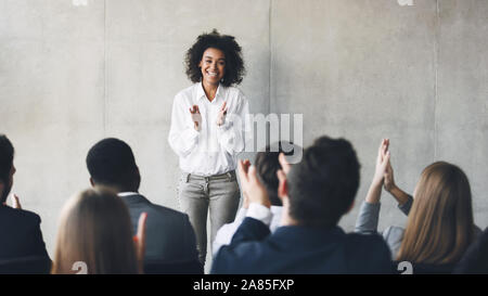Business Presentation. Dankbar Publikum klatschen Hände zu Lautsprecher Stockfoto