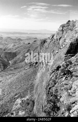 Wanderung im Big Bend Nationalpark, Texas, USA, 1950er. Wandern durch Big Bend National Park, Texas, USA, 1950er Jahre. Stockfoto