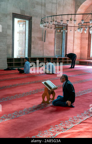 ISTANBUL, Türkei - 27. Oktober: Süleymaniye-moschee muslimische Gebete, 27. Oktober 2019 in Istanbul, Türkei. Die Suleymaniye Moschee ist die größte Moschee Stockfoto