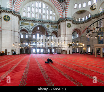 ISTANBUL, Türkei - 27. Oktober: Süleymaniye-moschee muslimische Gebete, 27. Oktober 2019 in Istanbul, Türkei. Die Suleymaniye Moschee ist die größte Moschee Stockfoto