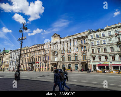 St. Petersburg/Russland; 14. Mai 2017: Newskij Prospekt Main Street, mit blauem Himmel und Menschen zu Fuß, Sankt Petersburg, Russland Stockfoto