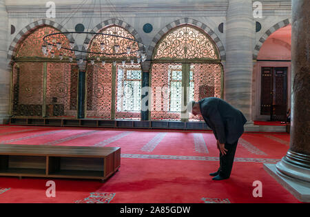 ISTANBUL, Türkei - 27. Oktober: Süleymaniye-moschee muslimische Gebete, 27. Oktober 2019 in Istanbul, Türkei. Die Suleymaniye Moschee ist die größte Moschee Stockfoto