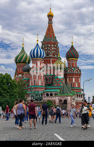 Moskau/Russland; 22. Juni 2019: orthodoxe Basilius-Kathedrale, mit Wolken Hintergrund und Touristen Stockfoto