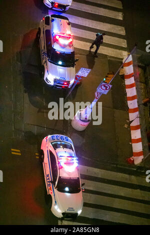 Escort Fahrzeuge und NYPD Unterstützung für POTUS Motorcade auf 34th Street, New York, USA Stockfoto