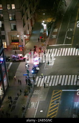 Escort Fahrzeuge und NYPD Unterstützung für POTUS Motorcade auf 34th Street, New York, USA Stockfoto