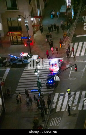 Escort Fahrzeuge und NYPD Unterstützung für POTUS Motorcade auf 34th Street, New York, USA Stockfoto