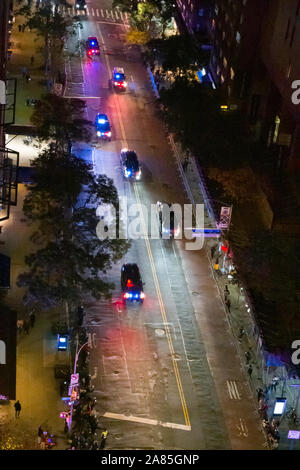 Escort Fahrzeuge und NYPD Unterstützung für POTUS Motorcade auf 34th Street, New York, USA Stockfoto