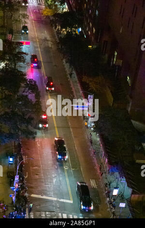 Escort Fahrzeuge und NYPD Unterstützung für POTUS Motorcade auf 34th Street, New York, USA Stockfoto