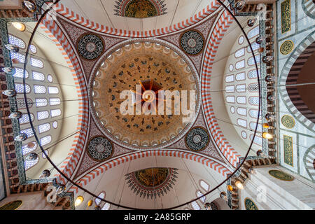 ISTANBUL, Türkei - 27. Oktober: Kuppel des in der Süleymaniye-moschee Foto mit einem Weitwinkel am 27. Oktober 2019 in Istanbul, Türkei. Stockfoto