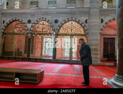 ISTANBUL, Türkei - 27. Oktober: Süleymaniye-moschee muslimische Gebete, 27. Oktober 2019 in Istanbul, Türkei. Die Suleymaniye Moschee ist die größte Moschee Stockfoto