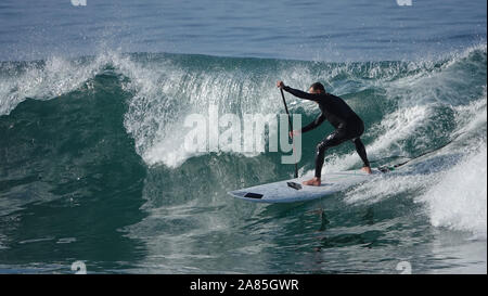 Athletischer Mann (52 jährige Kaukasier) bleibt fit und aktiv Surfen auf einem SUP (Stand up Paddle Board) Stockfoto
