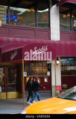 Sardi's Restaurant und Grill vor dem Eingang zum Times Square, New York City, USA Stockfoto